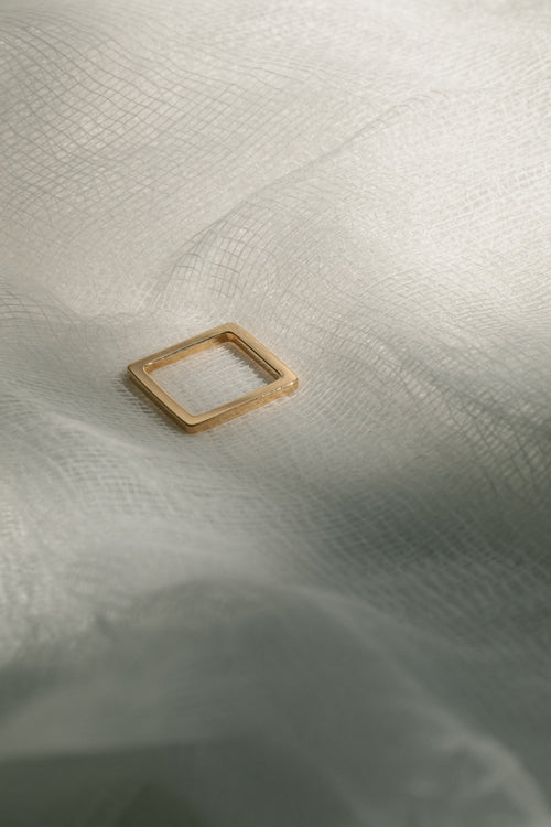 BOX GOLD RING