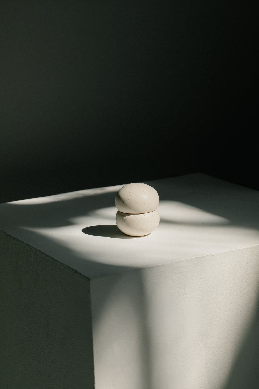 INTERLOCKING TRINE GOLD RING