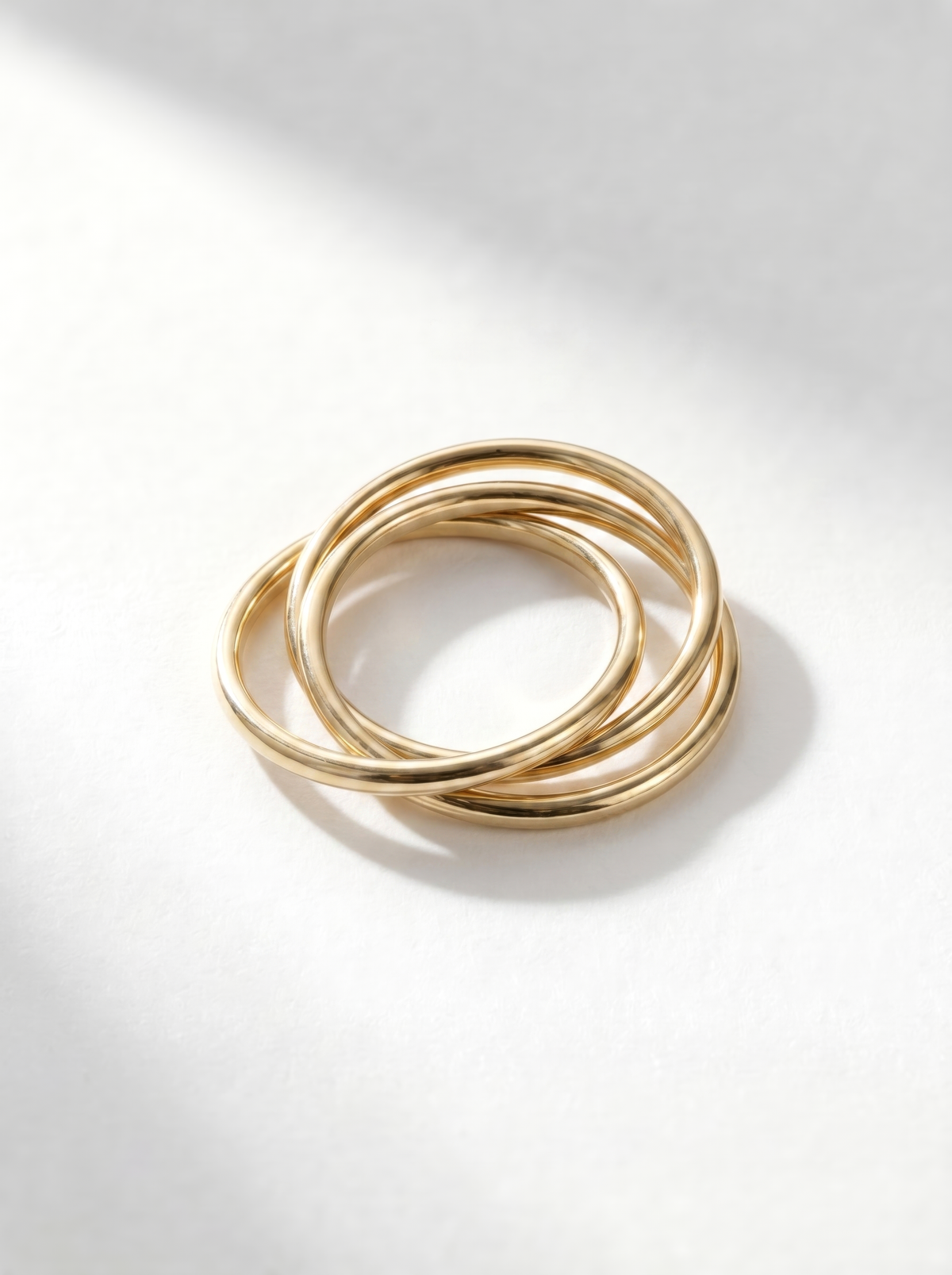 INTERLOCKING TRINE GOLD RING